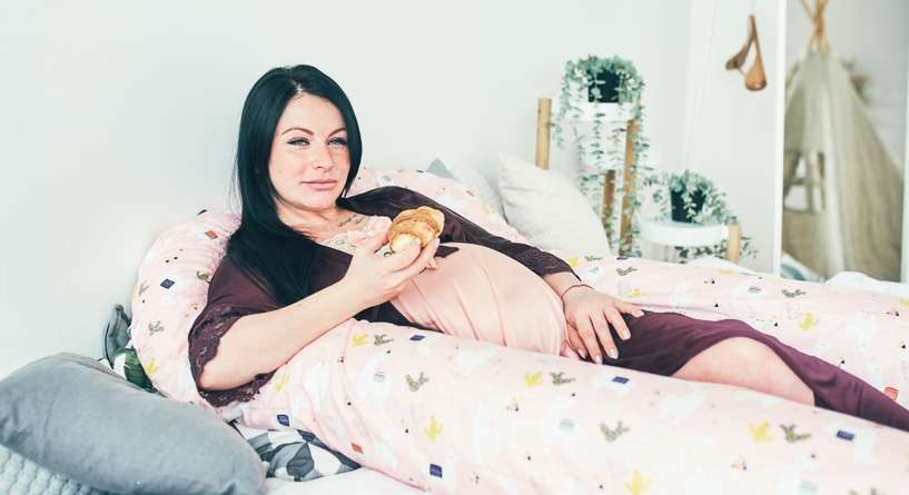 كيفية وضع وسادة تحت الظهر للحمل بالصور