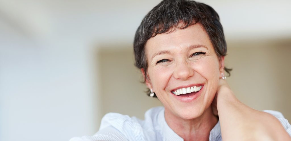 امرأة أربعينيّة تضحك