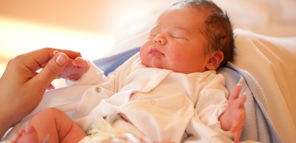 طفل حديث الولادة تمسك أمّه بيده