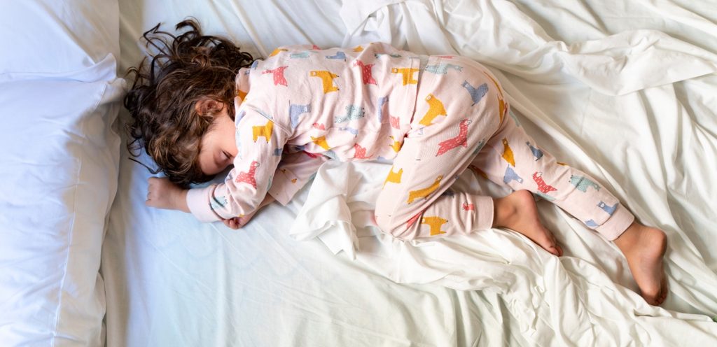 طفلة نائمة براحة في سريرها