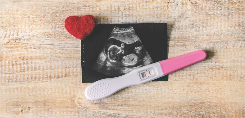 صورة سونار لجنين مع اختبار حمل وقلب أحمر