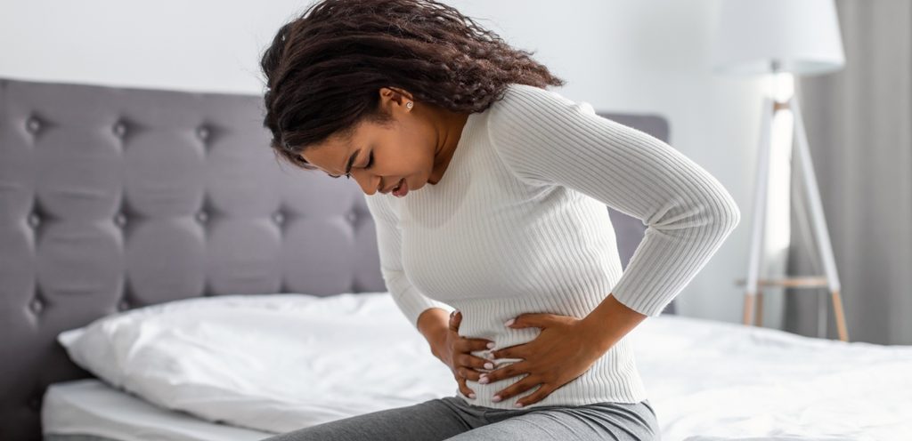 امرأة تشعر بألم البطن