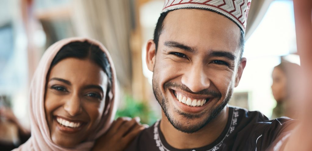 زوجان عربيّان يبتسمان بحرارة