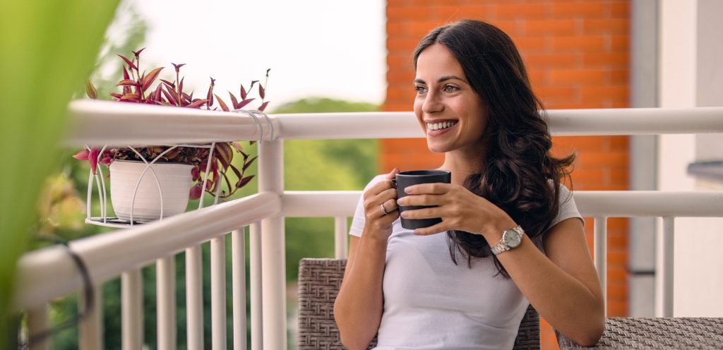 امرأة سعيدة تحتسي الشاي