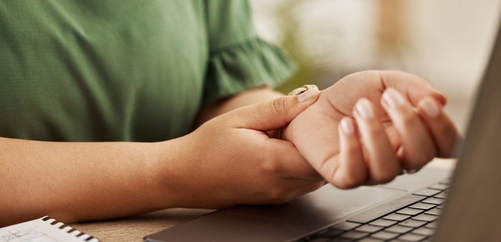 امرأة تعاني من ألم مفصل يدها