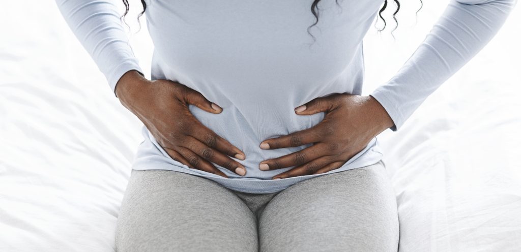 امرأة تُعاني من آلام في المنطقة السفليّة من بطنها