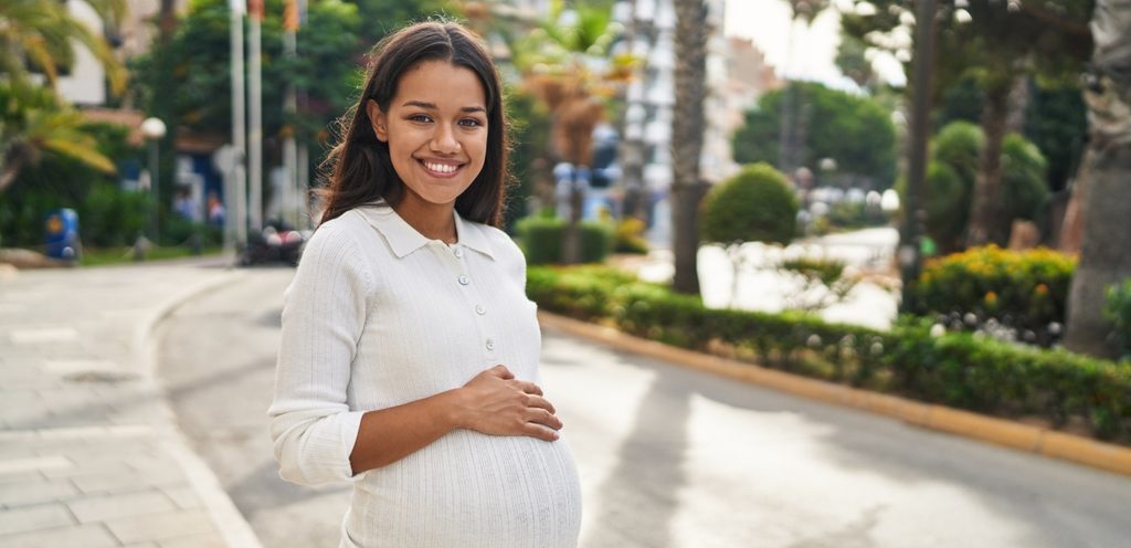 امرأة حامل سعيدة تتمشّى