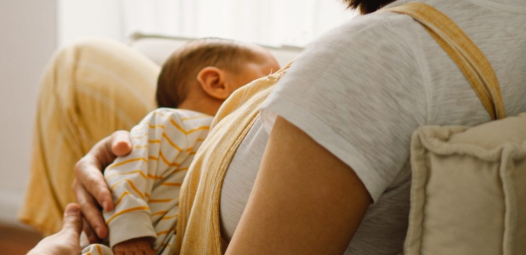 لقطة خلفيّة لطفل يرضع من أمّه