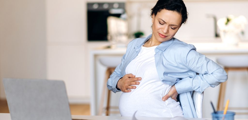 امرأة حامل تعاني من آلام البطن والظهر