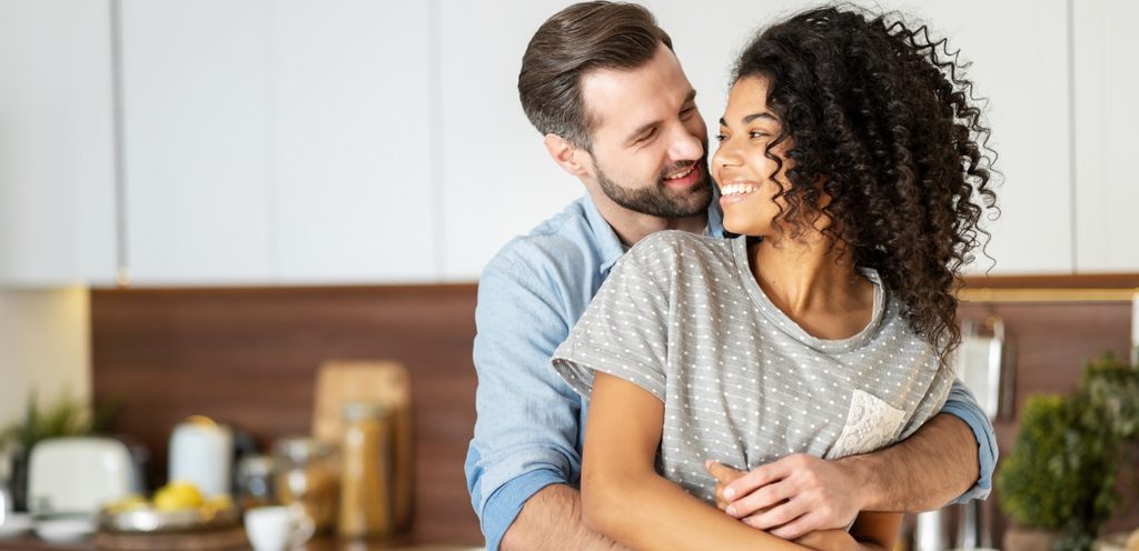 زوجان سعيدان يضحكان