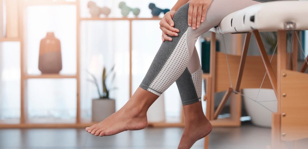 امرأة تواجه مشكلة في رجلها