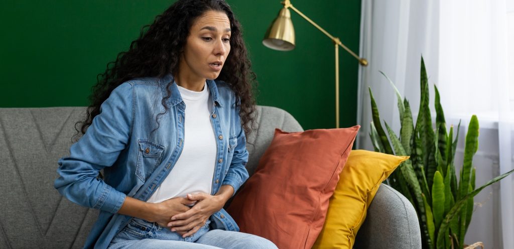 امرأة تُعاني من آلام في البطن