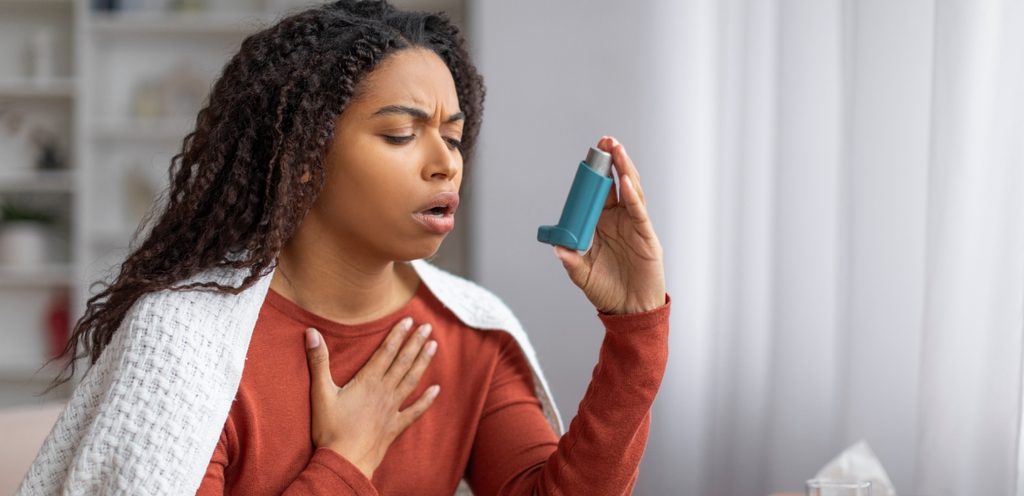 امرأة تستعمل بخاخ للربو