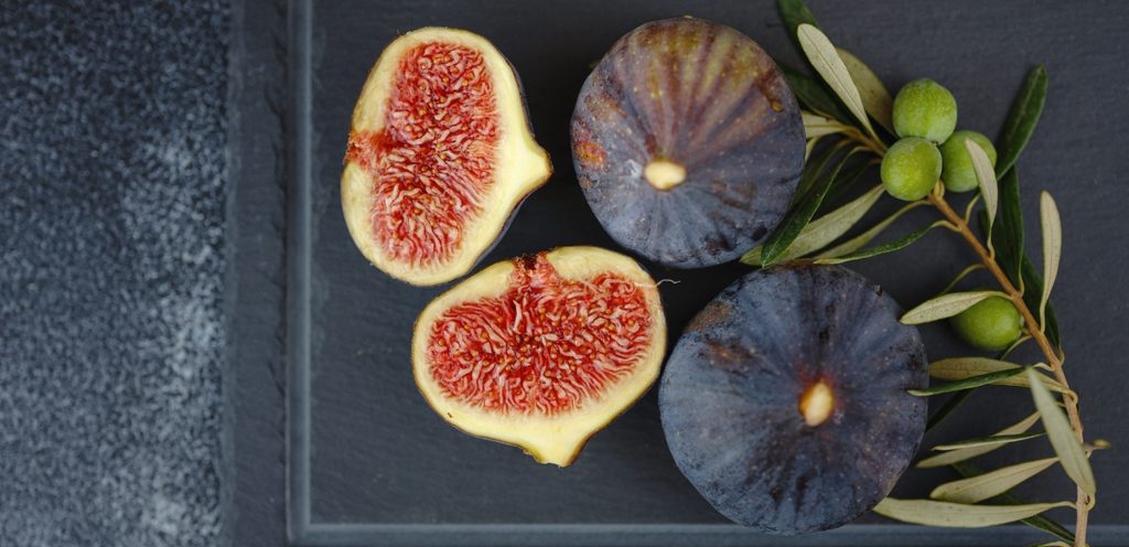 ثمار التين مع غصن من حبوب الزينون