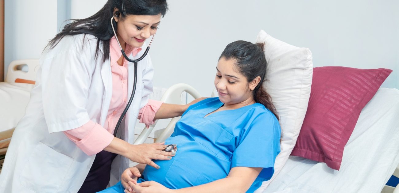 طبيبة تفحص امرأة حامل