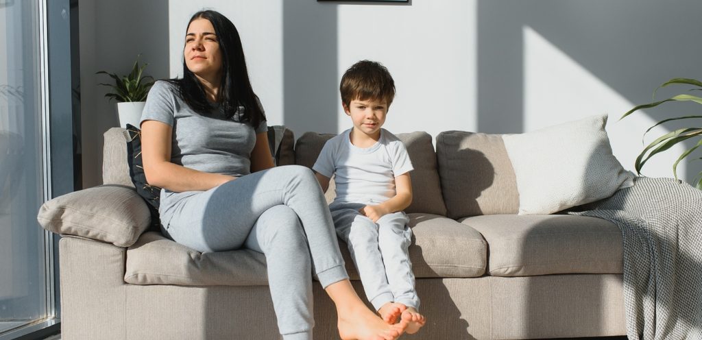 أم وطفلها يجلسان على الكنبة