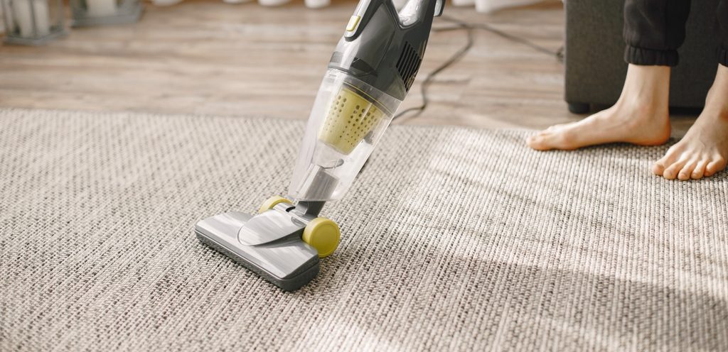 تنظيف السجاد بالمكنسة الكهربائيّة