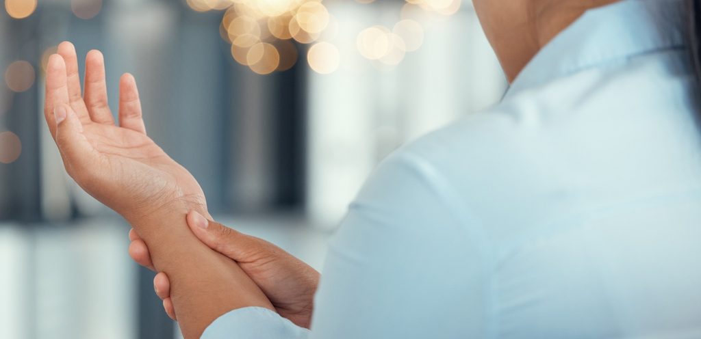 امرأة تُعاني من ألم في معصمها