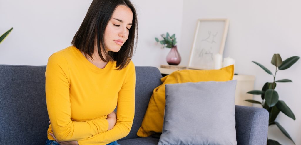 امرأة تُعاني من آلام في المعدة