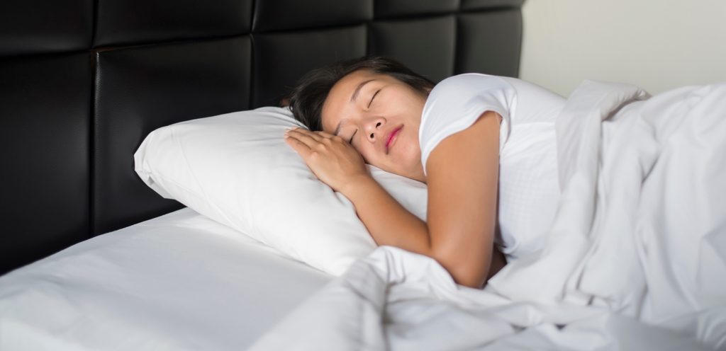 امرأة تنام بسعادة في سريرها
