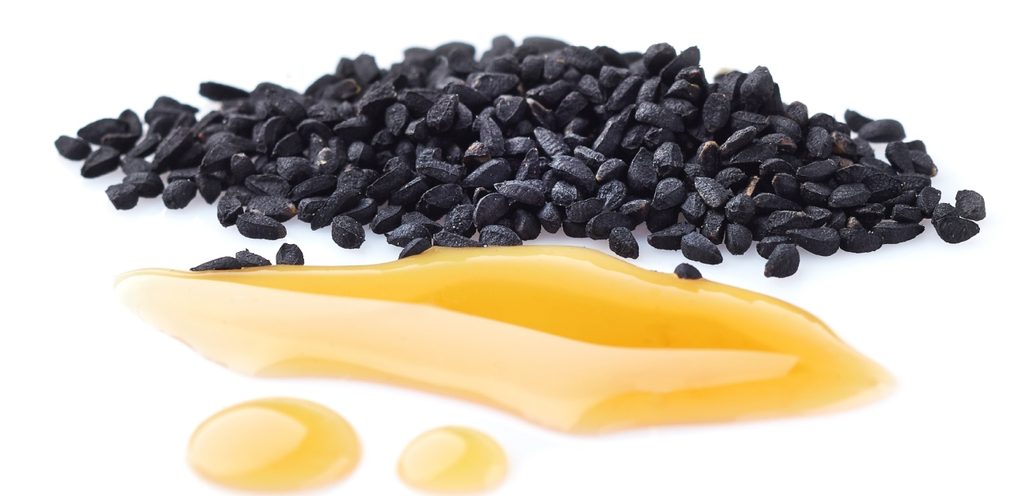 مجموعة من الحبة السوداء ونقاط من العسل