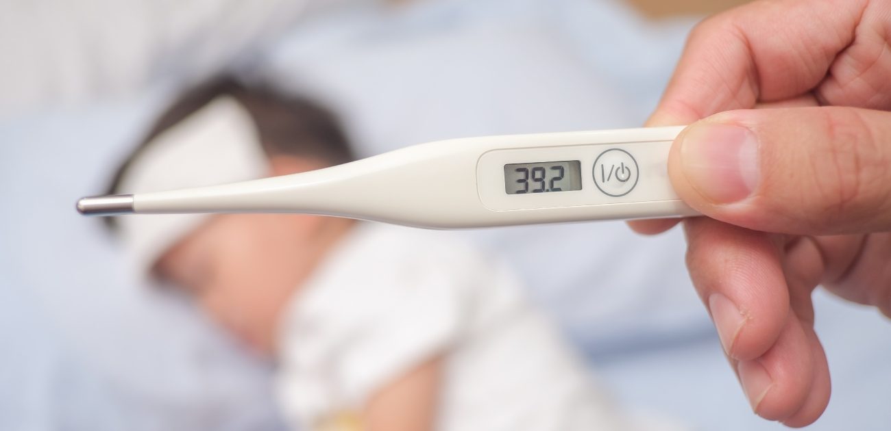 ميزان حرارة يُشير إلى ارتفاع حرارة الطفل