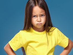 كيف تواجهين عبوس طفلك الدائم؟
