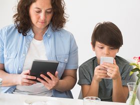 الآباء أم الأمهات لن تصدق؟.. دراسة تحدد أيهما الأفضل في المذاكرة للأبناء