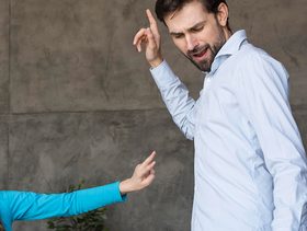 كيف يمكن للآباء تحسين سلوك الأبناء «غير المهذبين»؟
