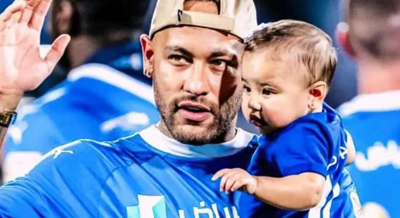 ابنة نيمار تخطف الأنظار خلال تتويج الهلال بلقب الدوري السعودي