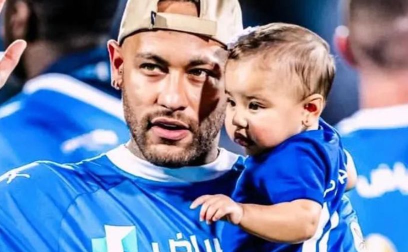 ابنة نيمار تخطف الأنظار خلال تتويج الهلال بلقب الدوري السعودي