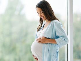 إمرأة حامل سعيدة بتجربتها مع فوط تينا