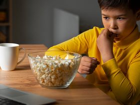هذه عواقب مشاهدة الأطفال للتلفزيون والهاتف أثناء تناول الطعام!