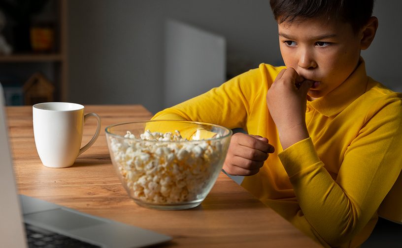 هذه عواقب مشاهدة الأطفال للتلفزيون والهاتف أثناء تناول الطعام!