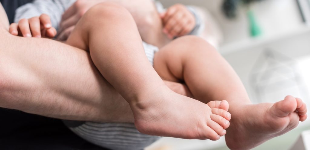 أب يحمل طفله