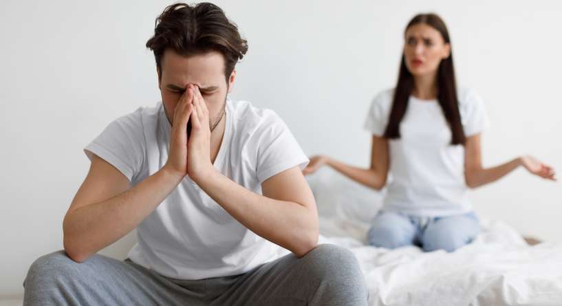 رجل يتشاجر مع زوجته