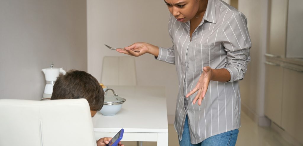 أم تتشاجر مع طفلها لعدم تناوله الطعام