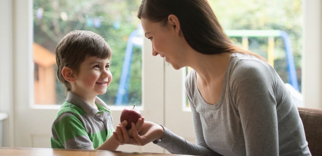 أم تتعامل بشكل إيجابي مع طفلها