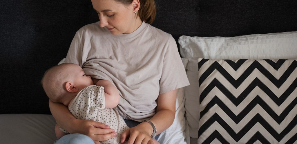 أم ترضع رضيعها الصغير