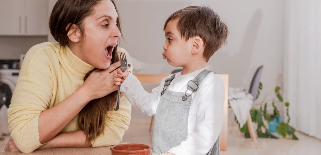 أم تشجع ابنها على تناول الطعام