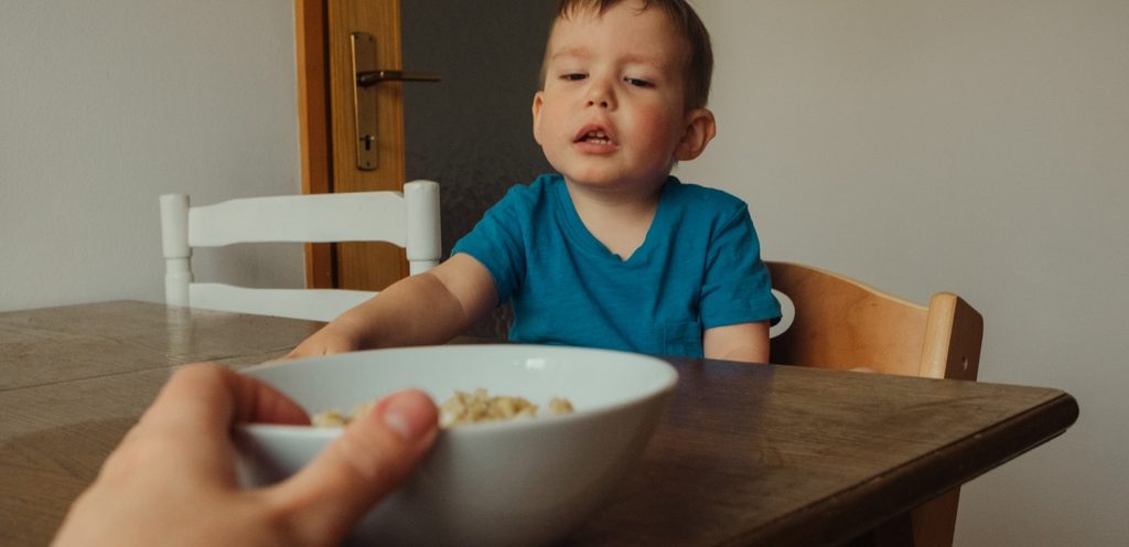 أم تعطي ابنها طعامه المفضل