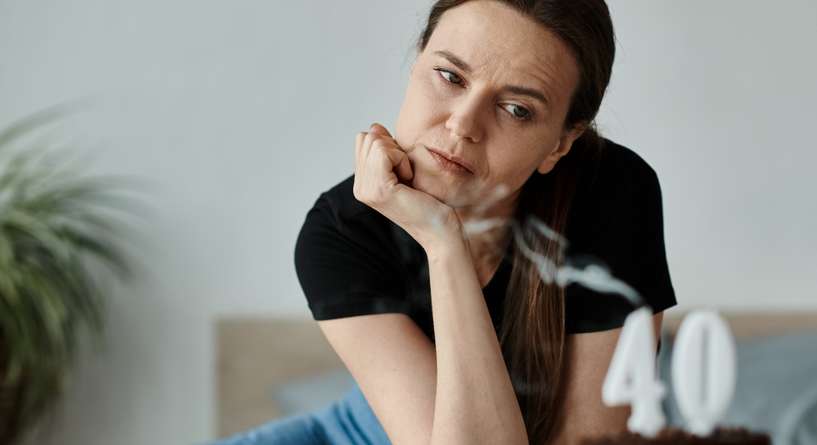 امرأة تحتفل بعيد ميلادها ال 40