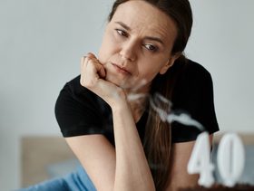 امرأة تحتفل بعيد ميلادها ال 40