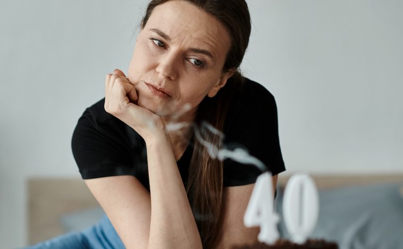 امرأة تحتفل بعيد ميلادها ال 40