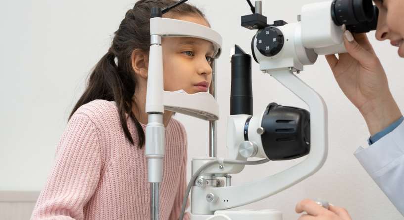 فتاة صغيرة تخضع لفحص النظر