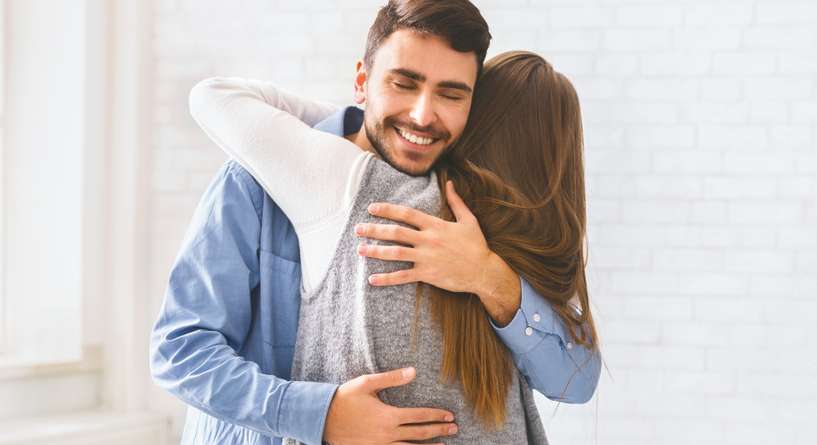 رجل يغمر حبيبته