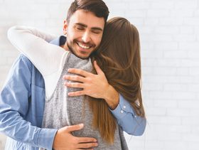 رجل يغمر حبيبته