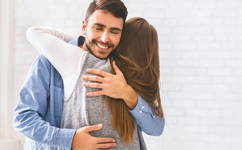رجل يغمر حبيبته