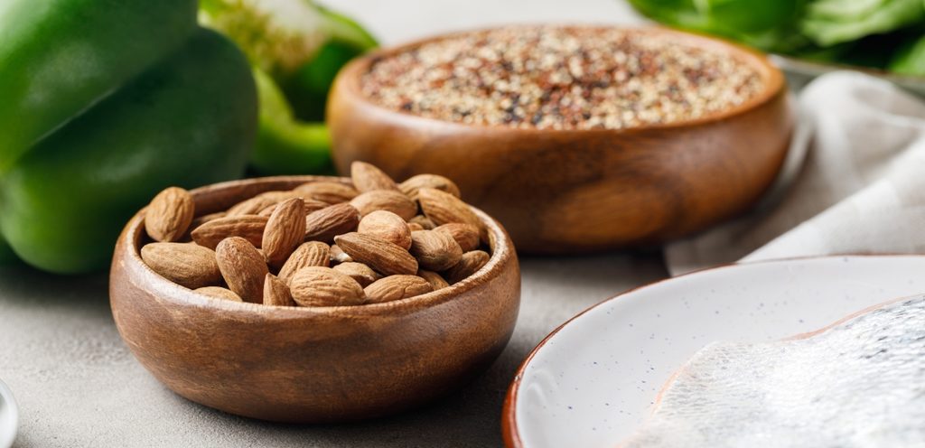 اللوز النيء