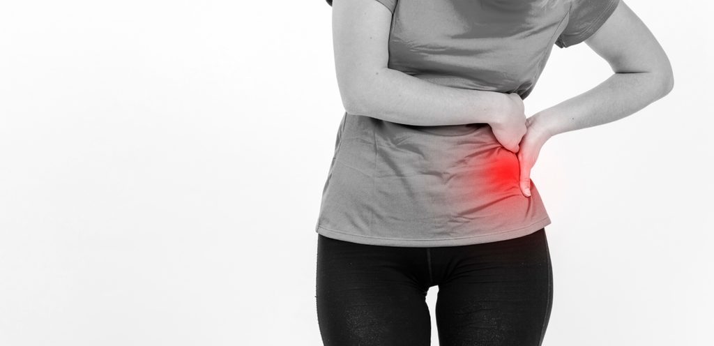 امرأة تعاني من الألم